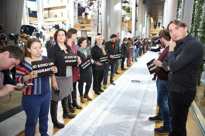 EUROPARLAMENTARI COSTRETTI A CAMMINARE SU UN TAPPETO DI MORTI